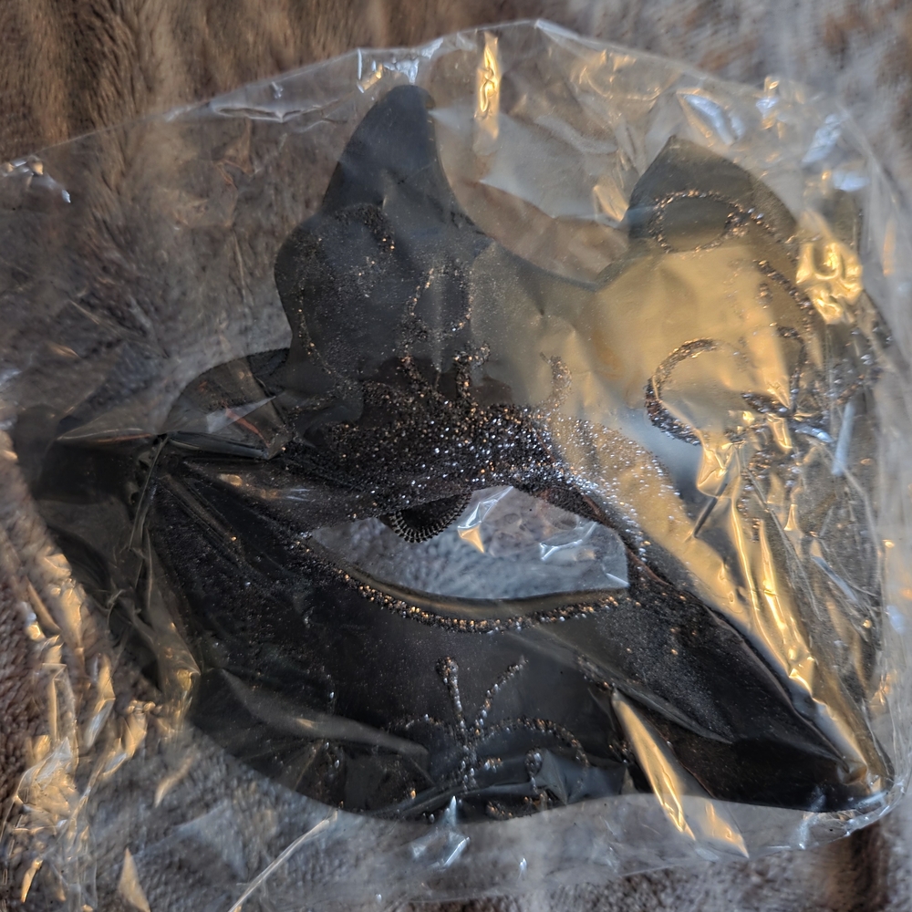 ☀️ 3/$15 - Black Glitter Masquerade Mask
